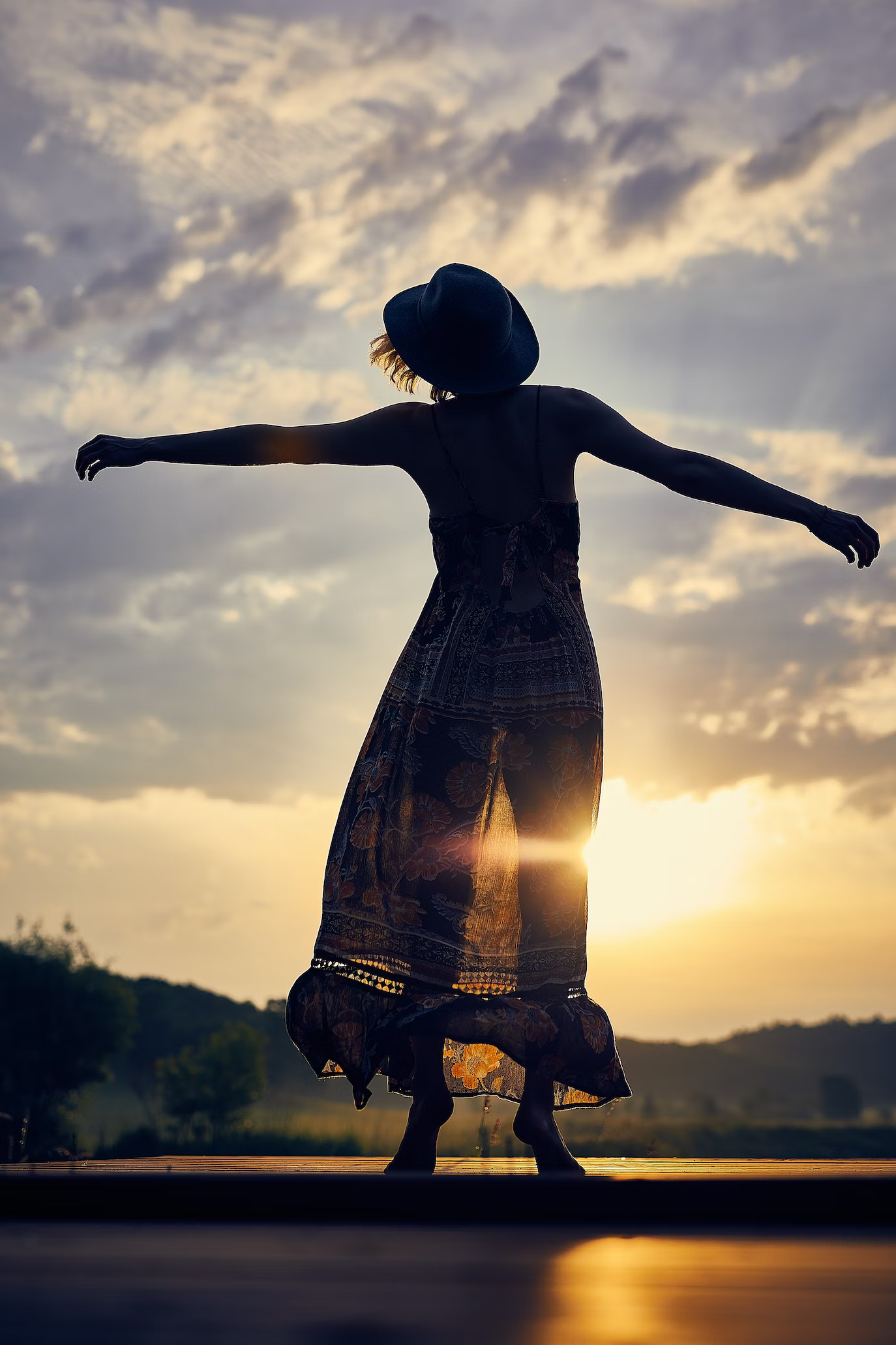 Femme dansant devant le soleil levant - Liberté et joie retrouvées