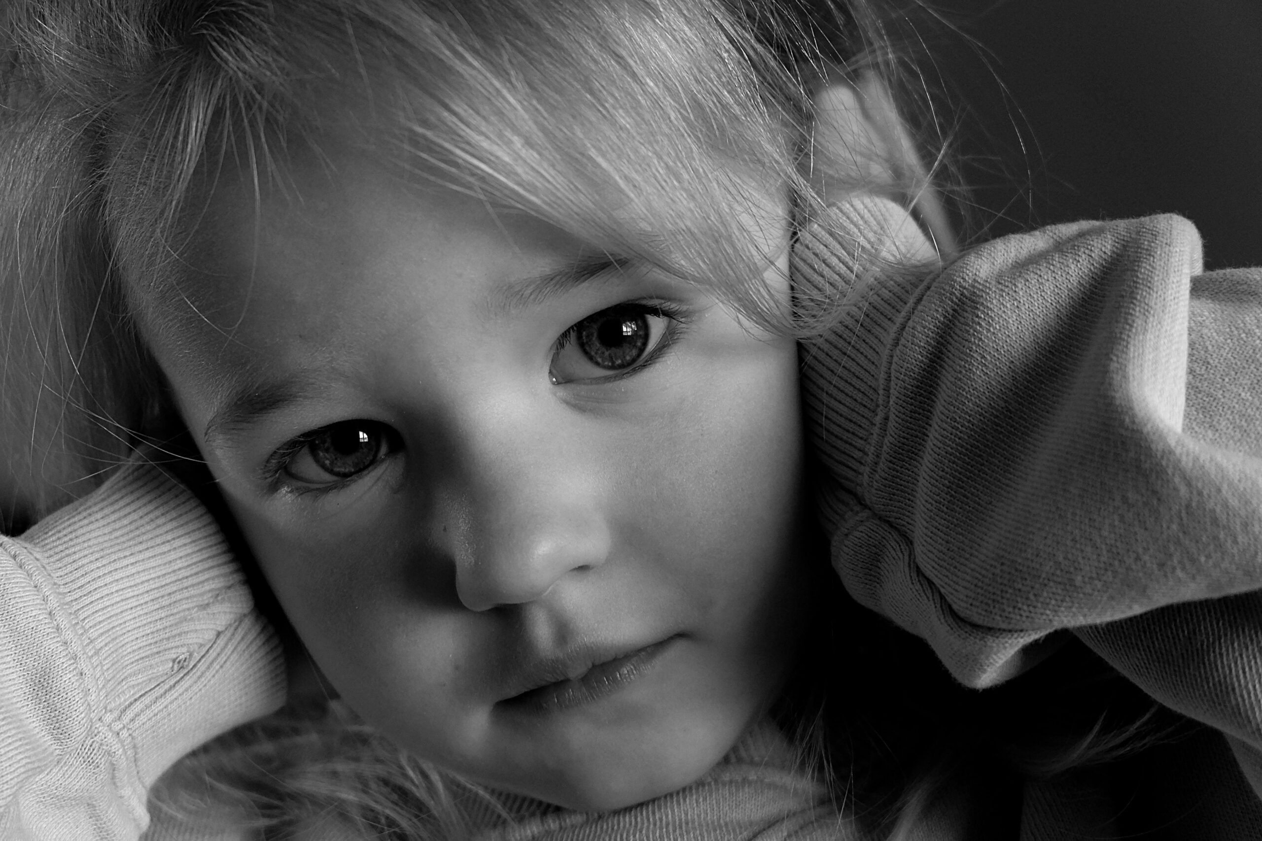 Une photo en noir et blanc d’une petite fille